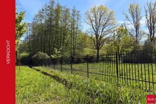<p><strong>*** IN OPTIE *** <br /><br />Unieke bouwgrond in groene en residentiële omgeving met aanpalend een eigen stukje natuurgebied</strong></p>
<p>In een rustige en groene woonwijk ligt deze uitzonderlijke bouwgrond voor open bebouwing, met aanpalend een eigen stukje natuurgebied dat verder ook aansluit op nog meer natuurgebied. Hier geniet u van landelijke charme en maximale privacy, terwijl winkels, scholen en belangrijke verbindingswegen vlot bereikbaar blijven. De ideale locatie voor wie zijn droomwoning wil realiseren in een oase van rust en natuur.</p>
<br /><strong>EIGENSCHAPPEN VAN DE BOUWGROND:</strong><br /><br /><span>Bestemming: </span><br />Geschikt voor eengezinswoningen, met de mogelijkheid tot een zorgwoning. <br />Functies complementair aan wonen (zoals kantoor of vrij beroep) zijn toegestaan tot maximaal 100 m².<br /><br /><span>Afmetingen grond:</span><br />Bouwgrond: 2.250m²<br />Natuurgebied: 8.799m²<br /><br /><span>Afmetingen Hoofdgebouw:</span><br /><strong>Voorgevelbreedte</strong>: Minimaal 10 m, maximaal 2/3 van de perceelsbreedte.<br /><strong>Bouwdiepte</strong>: Minimaal 8 m, maximaal volgens verkavelingsontwerp.<br /><strong>Kroonlijsthoogte</strong>: Maximaal 7 m.<br /><strong>Nokhoogte</strong>: Maximaal 11 m.<br /><br /><span>Afmetingen bijgebouw:</span><br />Maximaal 75 m², met een bouwhoogte van 3,5 m (plat dak).<br /><br /><span>Tuin:</span><br />Volledig aan te leggen met streekeigen groen.<br />Een zwembad of vijver is mogelijk, mits deze in de groenstructuur wordt geïntegreerd.<br /><br /><strong>BIJZONDERHEDEN:</strong><br /><br />+ <strong>Ligging</strong>: Gelegen in een rustige residentiële wijk en deels in natuurgebied.<br />+ <strong>Privacy</strong>: Aangelegd volgens de normen van groene en rustige woonwijken.<br />+ <strong>Ruimte</strong>: Perfect voor het creëren van een ruim en comfortabel gezinshuis.<br /><br />Een unieke kans om jouw droomwoning te bouwen in een natuurlijke en rustige omgeving. <br /><br />Voor meer info over de bouwvoorschriften, kan u vrijblijvend contact opnemen met Kitty op 0485.916.417, 03.227.58.58 of kitty@reds.be.