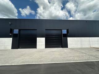 Nieuwbouw KMO-unit te koop met een oppervlakte van 180 m² en 2 privatieve parkeerplaatsen te koop. De loods maakt deel uit van het...