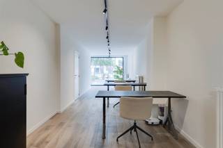 <h3><span>Commerciële ruimte op toplocatie op t Eilandje ideaal voor kantoor, vrije beroepen of dienstverlening</span></h3><p><span>Altijd al gedroomd van een eigen zaak op een bruisende locatie? Dan is dit misschien wel jouw kans!</span></p><p><span>Deze instapklare handelsruimte ligt pal in het hart van t Eilandje een levendige buurt vol passage en charme. De ruimte beschikt over een mooie vitrine met maximale zichtbaarheid, ideaal om jouw zaak in de kijker te zetten.</span></p><p><span>Wat mag je verwachten?</span></p><ul><li><span>Een commercieel gedeelte met tijdloze parkettegels</span></li><li><span>Ingebouwde kasten achteraan, handig voor opslag</span></li><li><span>Een aparte kitchenette en een afzonderlijk toilet</span></li><li><span>Topligging: makkelijk bereikbaar met openbaar vervoer én vlak bij belangrijke invalswegen</span></li><li><span>Gelegen op wandelafstand van o.a. het ZAS, het MAS en het Red Star Line Museum dus constante passage verzekerd!</span></li></ul><p><span>Perfect voor wie wil starten, uitbreiden of zich op een strategische plek wil vestigen.</span></p><p><span>Interesse? Bel ons snel op </span><span>03/633.12.29</span><span> of mail naar </span><span>info@immogreenstar.be</span><span>.<br /></span><span>Immo Green Star helpt je graag verder!</span></p><p><span> </span></p><p><span>Bestuursmaatregelen in het maatregelenregister: nee</span></p>