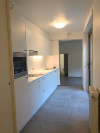 gelijkvloers appartement in het hart van Ieper, op wandelafstand van winkels, horeca en historische bezienswaardigheden.<br />Dit gesloten appartement biedt comfortabel wonen met twee volwaardige slaapkamers, ideaal voor koppels, kleine gezinnen of als investering. Dankzij de ligging in het centrum geniet u van alle voorzieningen binnen handbereik, terwijl het EPC-label C een degelijke energieprestatie garandeert.

<p> </p>

<p>Belangrijkste ruimtes:<br />• Gezellige woonkamer met grote ramen en natuurlijke lichtinval.<br />• Functionele keuken met voldoende opbergruimte.<br />• Twee slaapkamers, geschikt voor diverse inrichtingen.<br />• Badkamer met ligbad/douche en wastafel.</p>

<p> </p>

<p>Troeven:<br />• Gelijkvloers appartement – geen trappen, makkelijk toegankelijk.<br />• Twee slaapkamers – flexibel in gebruik.<br />• Centrale ligging in Ieper – alles op wandelafstand.</p>

<p> </p>

<p>Neem vandaag nog contact op met uw ERA-makelaar voor een bezoek.<br />JOUW DROOMAPPARTEMENT. ZO GEVONDEN!</p>