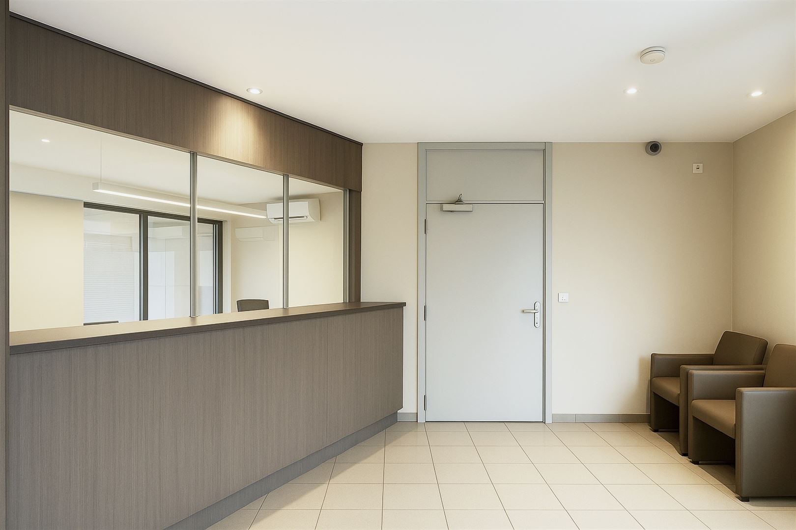 Uniek kantoorgebouw met duplex appartement te koop - foto 4