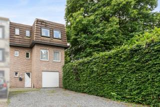 <strong>Instapklare halfopen bebouwing in Erps-Kwerps met privatieve tuin en grote oprit.</strong><br />Deze verzorgde woning uit 1997 combineert comfortabel wonen met een uitstekende ligging nabij het centrum, scholen, openbaar vervoer en het treinstation. Dankzij het EPC B-label en het conform elektrisch attest geniet u van een energiezuinige en zorgeloze woonervaring. De woning beschikt over een aangename privatieve tuin van 400 m² en een ruim terras waar u in alle rust kan genieten. De grote oprit en garage zorgen voor voldoende parkeermogelijkheden. Bovendien bevinden belangrijke invalswegen zich vlakbij, wat deze woning extra interessant maakt voor pendelaars.<br /><br /><u><strong>Belangrijkste ruimtes:</strong></u><br />• Inkomhal (8,6 m²) met praktische circulatie naar de leefruimtes<br />• Gezellige woonkamer (23 m²) met aangename lichtinval<br />• Functionele keuken (10,3 m²) met aansluitend praktische berging<br />• Berging (10,4 m²) met extra opslagruimte<br />• Garage (23,3 m²) en grote oprit met meerdere parkeermogelijkheden<br />• Badkamer (6 m²)<br />• Vier slaapkamers van 13 m², 9 m², 9 m² en 7 m²<br />• Terras met zicht op de tuin<br />• Privatieve tuin van 400 m²<br /><br /><u><strong>Troeven:</strong></u><br />• EPC B en conform elektrisch attest<br />• Instapklare woning met aangename privatieve tuin<br />• Grote oprit en treinstation in directe omgeving<br /><br />Meer informatie of een bezoek met Nicolas Geeraerts? Contacteer ons via +3223351115<br />JOUW DROOMHUIS. ZO GEVONDEN!