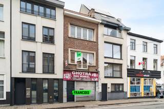 Dit karaktervolle pand bevindt zich in de Sint-Amandstraat te Gent, op wandelafstand van het Sint-Pietersplein en het historische centrum. Dankzij deze levendige ligging is het uitermate geschikt voor een commerciële activiteit, kantoorruimtes of een vrij beroep. Ook een combinatie van wonen en werken is hier perfect mogelijk.<br /><br />Alle voorzieningen liggen in de onmiddellijke omgeving en de bereikbaarheid is uitstekend, zowel met de fiets, de wagen als het openbaar vervoer.<br /><br />Het gelijkvloers doet momenteel dienst als handelsruimte en omvat een gemeenschappelijke inkomhal met toegang tot de commerciële ruimte, een douchekamer en de kelder. Aansluitend bevindt zich de keuken met toegang tot een kleine zolderruimte.<br /><br />De eerste en tweede verdieping hebben een gelijkaardige indeling, telkens met een nachthal die uitgeeft op twee kamers.<br /><br />De renovatiemogelijkheden werden reeds onderzocht en uitgewerkt in duidelijke plannen door een architect. Een grote meerwaarde is de mogelijkheid om twee extra bouwlagen te realiseren, wat bijkomend potentieel biedt, bijvoorbeeld voor een dakterras.<br /><br />Interesse in dit pand met tal van mogelijkheden op een centrale ligging? Neem gerust contact op met Brent of Jamiro via brent@immofrancois.be of jamiro@immofrancois.be voor meer informatie of een bezoekmoment.<br /><br />