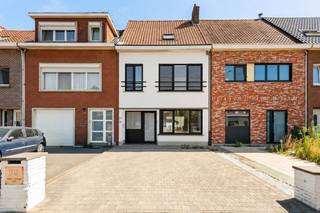 Een kamer voor iedereen, en dan nog eentje over. Met vier slaapkamers en een extra bureau- of dressingruimte biedt deze woning opvallend veel plaats voor een gezin.<br /><br />Op het gelijkvloers kom je via de ruime inkomhal in de leefruimte met aansluitend een halfopen keuken en gezellige eetplaats. Een grote lichtkoepel zorgt hier voor aangenaam natuurlijk licht en een fijne verbinding met de tuin. De keuken kan een hedendaagse update gebruiken, maar biedt een goede basis om ze helemaal naar eigen smaak in te richten.<br /><br />Achteraan bevindt zich de badkamer met toilet. Ook deze is functioneel, maar klaar voor een volgende update. De kelder zorgt dan weer voor praktische extra bergruimte.<br /><br />Op de eerste verdieping zijn er twee ruime slaapkamers en een extra kamer die perfect kan dienen als bureau, dressing of kinderkamer. Nog meer ruimte vind je op de tweede verdieping, met een ruime nachthal en twee volwaardige slaapkamers. Ideaal voor een groter gezin, thuiswerkers of gewoon voor wie graag wat extra plaats heeft.<br /><br />Buiten wacht een onderhoudsvriendelijke tuin en vooraan beschik je over een eigen oprit met laadvoorziening voor een elektrische wagen.<br /><br />Ook praktisch zit je goed. Winkels, scholen, openbaar vervoer en belangrijke verbindingswegen zijn vanuit deze centrale ligging in Ekeren vlot bereikbaar.<br /><br />Een ruime gezinswoning met een sterke basis en vooral veel mogelijkheden om er stap voor stap je eigen thuis van te maken.