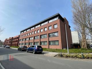 Op een uitstekende en goed bereikbare locatie in Brugge bevindt zich dit imposante kantoorgebouw.<br /><br />Met een totale bruikbare vloeroppervlakte van 2.806 m² over vier royale plateaus, biedt het gebouw een unieke combinatie van oppervlakte, comfort en flexibiliteit. Opsplitsbaar per verdieping vanaf +/- 635 m². <br /><br />De open space kantoorruimte is instapklaar en de ruimtes zijn gemakkelijk in te delen zodat u uw kantooromgeving volledig kunt afstemmen op de behoeften van uw noden en uw team. Per verdieping is er een sanitaire ruimte voorzien. <br /><br />Beschikbaar in zowel koop als huur, is dit gebouw een toekomstgerichte oplossing voor bedrijven die willen groeien en zich willen vestigen op een strategische locatie in Brugge.<br /><br />Ondergrondse als bovengrondse parkeermogelijkheden.<br /><br />Contacteer PANORAMA B2B voor bijkomende inlichtingen, plannen of een vrijblijvend plaatsbezoek 0476 215 115.