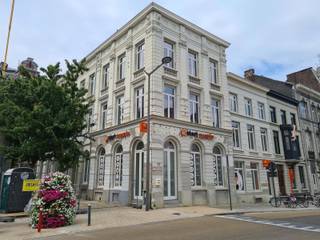 Gelijkvloers appartement met 2 slaapkamers in een kleinschalige residentie.<br />Het appartement is voorzien van hoge plafonds en authentieke uitstraling, je kan eveneens gebruik maken van een gemeenschappelijke tuin en fietsenstalling.<br />Indeling:<br />Inkomhal met berging (aansluiting wasmachine), woonkamer met volledig geïnstalleerde open keuken, 2 slaapkamers, badkamer met douche, dubbele lavabo en toilet.<br />Er is nog een ruime kelderberging aanwezig op de ondergrondse verdieping.<br />Gelegen in de gezelligste straat van Tienen, letterlijk op 5 min wandelen van het centrum.<br />Openbaar vervoer, station, apotheek, frituur en buurtwinkel bevinden zich op max 20 m van de woning<br />Huurprijs: 950 euro/maand + 70 euro/maand in de gemeenschappelijke kosten. Het verbruik is individueel. Beschikbaar vanaf 01/12/2026.<br />Wens je graag een bezoek? Mail dan naar info@immogve.be of bel naar 016/56.56.14