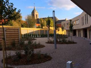 Luxueus afgewerkte woonst/appartement gelegen op de eerste verdieping met 2 slaapkamers te huur.Bestaat uit: * Inkomhal * Ruime woonkamer die geniet...