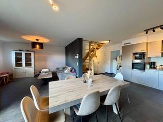 Ideaal om zelf te bewonen of als investering.<br />Appartement pal in het CENTRUM van het bruisende Ertvelde.<br />Indeling: inkom, leefruimte met open keuken, terras, berging/wasplaats, grote badkamer en 3 VOLWAARDIGE kamers.<br />Ondergronds is er een aparte staanplaats inbegrepen in de prijs!<br />Alle appartementen hebben de mogelijkheid om fietsen, vuilnis in de daarvoor voorziene bergingen te plaatsen.<br />Info en bezoek na afspraak via info@danimmo.be of 09 253 51 93.