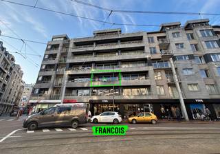 Dit instapklare appartement bevindt zich op het Koning Leopold III plein te Blankenberge, vlakbij het station. Dankzij de ligging nabij tal van eet- en winkelgelegenheden, én met een tramhalte op wandelafstand, geniet deze eigendom van een centrale en vlot bereikbare ligging aan de kust.<br /><br />Bij het betreden van het appartement komt u in de inkomhal die leidt tot de ruime, lichtrijke leefruimte. Grote raampartijen zorgen hier voor een aangename lichtinval en geven uit op een gezellig terras aan de voorzijde van het gebouw, perfect om buiten te genieten in alle rust.<br /><br />De leefruimte sluit naadloos aan op de volledig uitgeruste open keuken, voorzien van een kookplaat, dampkap, koelkast, spoelbak en een vaatwasser. De open indeling zorgt voor een luchtige en verbonden woonbeleving.<br /><br />Via de nachthal, bereikbaar vanuit de woonkamer, heeft u toegang tot de nachtruimtes. Het appartement beschikt over twee slaapkamers en een badkamers, deze is uitgerust met een ligbad en eveneens een dubbele wastafel. Verder treffen we in deze hal een handige bergruimte en een apart gastentoilet.<br /><br />Het appartement werd volledig voorzien van dubbele beglazing in PVC-raamwerk en beschikt over een gunstige EPC-score. Kortom, een comfortabele, goed ingedeelde en energiezuinige woonoplossing op een topligging aan zee. <br /><br />Aarzel niet en plan vandaag nog uw bezoek!<br /><br />Provisie €80/mnd voor de gemeenschappelijke kosten.<br /><br />Onmiddelijk beschikbaar<br /><br />