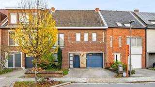 Praktische gezinswoning in rustige straat in het centrum van Turnhout met 3 slaapkamers, garage en ruime tuin.Via de inkomhal heeft u toegang links...
