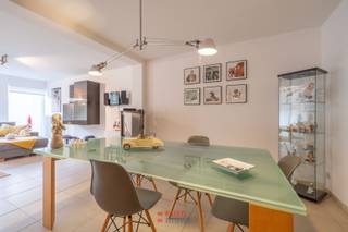 Une belle opportunité, aussi bien pour l'investisseur que pour les amateurs d'espace !<br /><br />Cet appartement est situé au rez-de-chaussée de la résidence Porthouse, en plein cœur de Nieuwpoort, dans la Kaaistraat. Son emplacement privilégié vous place à proximité immédiate des supermarchés, transports en commun, restaurants, et de toutes les commodités du centre historique. Idéal pour ceux qui apprécient la vie urbaine.<br /><br />L’appartement est très lumineux et offre de beaux volumes. Le séjour spacieux avec cuisine ouverte, donnant sur le patio, en est le parfait exemple. Les chambres sont également généreuses et, en plus du patio, l’appartement dispose d’une cour urbaine privée, offrant un espace extérieur appréciable, comparable à celui d’une maison. Associé à un intérieur moderne, une cuisine fonctionnelle et une salle de bain agréable, cet appartement offre un cadre de vie où l’on se sent immédiatement chez soi.<br />Une opportunité unique pour les investisseurs<br /><br />L’appartement est loué depuis 2014 au même locataire, qui souhaite continuer à occuper les lieux. Un atout majeur pour les investisseurs, garantissant un rendement immédiat dès le premier jour !<br /><br />Ne laissez pas passer cette occasion exceptionnelle, planifiez votre visite dès maintenant.<br /><br />PEB : 225.