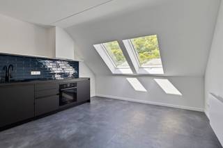 <span><strong>**Ruime lichtrijke studio's nabij Gasthuisberg**</strong></span><br /><br />Aan de hoger gelegen Mechelsevest te Leuven, een uiterst rustige locatie maar strategisch goed gelegen kan je deze gerenoveerde studio's vinden. Deze renovaties werden gedaan met oog voor afwering, materiaalkeuze en optimalisatie van de ruimte. De grote raampartijen/ veluxen zorgen voor lichtrijke studio's. De unit is in realiteit groter dan de vermelde oppervlakte aangezien deze schuine wanden heeft, als dat geen leuk extratje is! Een fiets plaatsen kan in de voorziene gemeenschappelijke fietsenstalling. Deze units zijn ideaal voor starters, studenten, kopers werkende in Campus Gasthuisberg en omgeving. <br /><br /><span><strong>U leest het goed, de renovatie is reeds gedaan, het maken van een thuis is aan u ! Contacteer onze Expert Investeringsvastgoed Jacky: jacky@connect-immo.be </strong></span>