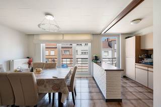Deze bel-etage woning is rustig gelegen vlakbij het station en op wandelafstand van winkels en het strand. <br /><br />Indeling: op de benedenverdieping bevindt zich de inkomhal, een zeer grote garage en wasplaats/bergruimte die toegang geeft tot de zonnige koer. <br /><br />Op de eerste verdieping: Aangename leefruimte met zit- en eetplaats, open keuken, nachthal met apart toilet, badkamer met dubbele lavabo en ligbad. De twee slaapkamers geven uit op het overdekt terras achteraan. <br />De zeer ruime zolderverdieping wordt momenteel gebruikt als derde slaapkamer maar biedt mogelijkheid tot het creëren van meerdere kamers/hobbykamer.... <br /><br />Voor de woning bevindt zich een oprit met parkeergelegenheid voor twee wagens.<br /><br />Goed gelegen woning met veel potentieel, bezoek of meer info? 050/51.13.82. 