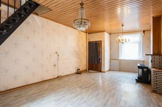 Deze stadswoning is gelegen op een boogscheut van het centrum van Aalst en het stadspark.<br /><br />Voorzien van een ruime woonkamer, leefruimte met keuken met aansluitend een badkamer (met meubel, toilet en douche). Op het verdiep bevinden er zich 1 slaapkamer en ruime overloop die perfect dienst kan doen als 2e slaapkamer. De zolder is toegankelijk met zolderluik en laat zich eenvoudig omvormen naar bijkomende slaapkamer(s) of hobbyruimte. <br /><br />De woning beschikt ook over een buitenruimte, welke nu deels is ingenomen door een buitenberging. Deze berging kan perfect worden omgetoverd tot extra terrasruimte.<br /><br />EPC Label D - Geen renovatieplicht / Gunstig KI van 282 EURO / CV op Aardgas / Dubbel glas / Voorgevelisolatie… voldoende parkeervoorziening in de straat.<br /><br />Deze woning biedt de perfecte uitvalsbasis voor elk gezin dankzij de nabijheid van het centrum, winkels, scholen, stadspark, verbindingswegen en openbaar vervoer.<br /><br />Mogelijkheid tot aankoop aan 2 % verkooprechten met extra rechtenvermindering van 1.867,00 EURO, te verbouwen aan 6 % BTW! <br /><br />Interesse? Contacteer ons voor een bezoek.