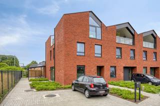 <p><strong><em>Energiezuinige (E23) nieuwbouwwoning (120 m²) met 3 kamers, 2 badkamers, terras, tuin en autostaanplaats gelegen vlakbij het centrum van Kumtich.</em></strong></p><p> </p><p><strong>Deze moderne woning is de laatste beschikbare woning in project "Achter Grijpen".</strong></p><p><strong>Volledig afgewerkt - geschilderd en instapklaar.</strong></p><p><strong>Aankoop tegen het verlaagd BTW-tarief van 6% mogelijk.</strong></p><p> </p><p><strong><em>Kijkdagen op vrijdag 21/08 en zaterdag 22/08.</em></strong></p><p><strong><em>U kan uw bezoek hiervoor reserveren via de "plan uw bezoek knop"</em></strong></p><p><strong><em>Welkom</em></strong></p><p> </p><p><strong>Indeling:</strong></p><p>Ruime inkomhal met gastentoilet en ruimte voor vestiaire; heel aangename en lichtrijke woonkamer met open ingerichte keuken met eiland (werkbladen in composiet - alle comfort). Aansluitend bij de keuken is er nog een praktische berging.</p><p>Via het grote schuifraam heb je onmiddellijk toegang tot het grote terras (23 m² - zuidwest) met zicht op de onderhoudsvriendelijke tuin (166 m²).</p><p>Op de gelijkvloerse verdieping vinden we ook nog de master bedroom met eigen badkamer. Hier is ook nog een extra bergruimte.</p><p>Op de eerste verdieping is er de centrale nachthal met inbouwkast, er zijn 2 extra slaapkamers en een badkamer.</p><p>Voor de woning is er ook een autostaanplaats inbegrepen.</p><p>Er zijn ook 2 gemeenschappelijke fietsenstallingen beschikbaar (boven- en ondergronds).</p><p> </p><p>Aantrekkelijke en moderne bouwstijl met veel aandacht voor energiezuinigheid.</p><p>Super goed geïsoleerd - vloerverwarming met warmtepomp - hoogrendementsbeglazing - zonnepanelen - ventilatie C+</p><p>Aansluiting regenwater (5.000 L) - elektriciteit is conform.</p><p>Dit resulteert in een zeer gunstig E-peil 23. Extra voordeel: 50% vrijstelling onroerende voorheffing gedurende 5 jaar.</p><p> </p><p>Maakt deel uit van een VME. Beheer via de syndicus. Beperkte maandelijkse kosten (28 €/maand).</p><p> </p><p>Gelegen in een rustige, doodlopende straat. Centrum van Kumtich op wandelafstand.</p><p>Tienen centrum op fietsafstand (4 km).</p><p>Oprit E40 (Boutersem of Tienen) is makkelijk bereikbaar.</p><p>Ook vlotte verbinding richting Leuven.</p>