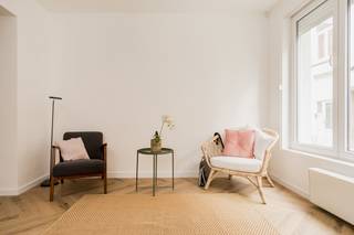 Deze ruime, instapklare woning werd recent grotendeels gerenoveerd. Dankzij het uitstekende onderhoud en de logische, praktische indeling voelt u...