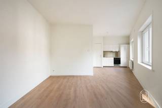 <p>Envie d'investir dans un emplacement de choix ? Cet immeuble de rapport situé au cœur de Courtrai attire tous les regards !</p><p>Le bâtiment comprend 3 logements indépendants et offre ainsi une belle opportunité aux investisseurs. Au rez-de-chaussée se trouvent 2 studios loués, chacun doté d’une chambre. Le premier étage abrite un appartement de 2 chambres rénové avec goût.</p><p>Grâce à son emplacement central au cœur animé de Courtrai, à proximité immédiate des commerces, des restaurants, des transports en commun et de toutes les commodités, ce bien bénéficie d’une forte attractivité locative.</p><p>Une offre globale attrayante pour ceux qui recherchent un bien de rendement prêt à l'emploi, générant plusieurs revenus locatifs dans un emplacement de choix !</p><p>Pour plus d'informations ou pour planifier votre visite, rendez-vous sur denis@immobeguin.be ou www.immobeguin.be</p>