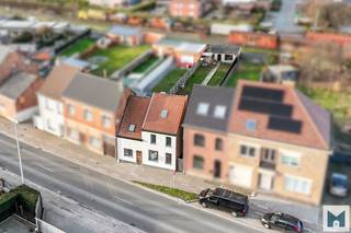 Deze moderne en volledig gerenoveerde (2025) woning combineert ruimte, comfort en een hedendaagse afwerking.Dit pand geniet van een centrale en...