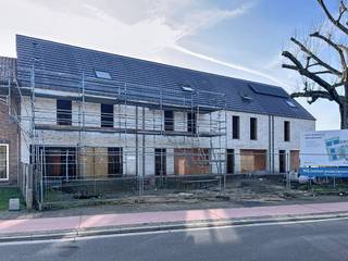 *Zaterdag 28 maart Open Werf van 11u tot 14u*<br /><br />Stap binnen in jouw toekomstig huis, een oase van rust in een groene omgeving. Deze prachtige, duurzame en energiezuinige A+ halfopen woning bestaat uit drie bouwlagen.<br />Het gelijkvloers biedt modern comfort met inkomhal, toilet, inpandige garage met warmtepomp, ingerichte keuken met toestellen en aansluitende living. Afwerking is nog bespreekbaar met professionele begeleiding.<br />Op de eerste verdieping vind je drie gezellige slaapkamers, een luxueuze badkamer met een inloopdouche en een apart toilet voor extra gemak. De bijhorende dressing maakt alles compleet. En laten we de zolder niet vergeten - een veelzijdige ruimte die je kunt omtoveren tot 2 extra slaapkamers, een inspirerend thuiskantoor of jouw eigen persoonlijke hobbyruimte. De zuidwest gerichte tuin wordt volledig omheind en voorzien van een poortje achteraan. De werken zijn ondertussen gestart!<br /><br />Prijs excl. aankoopkosten en btw.<br /><br />Meer info via 09 280 60 60 of info@durabrik.be.<br />Download de brochure op https://www.durabrik.be/nl/nieuwbouwprojecten/puurs-sint-katharinastraat<br /><em>*beelden zijn indicatief</em><br /> 