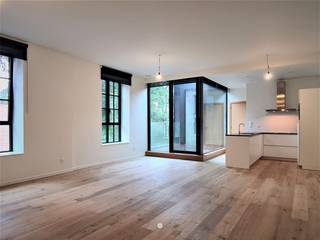 <p><span>SINT-NIKLAAS</span><span> - Op zoek naar een karaktervol en luxueus afgewerkt appartement in het centrum van de stad? Neem dan snel een kijkje naar dit pareltje!</span></p><p><span> </span></p><p><span>Enkele troeven:</span></p><ul><li><span>Recent gebouw</span></li><li><span>Zeer zonnig, met zuid gericht terras</span></li><li><span>In Stationsstraat vlakbij station</span></li><li><span>Fietsenstalling in het gebouw</span></li></ul><p><span> </span></p><p><span>Het appartement is gelegen op de eerste verdieping van een kleinschalig gebouw, met lift en fietsenberging en is </span><span>als volgt ingedeeld:</span></p><p><span>inkomhal, zeer ruime leefruimte met parketvloer en hoge plafonds, open ingerichte keuken (alle comfort), patio-terras zuid gericht met zicht op Casinopark, berging, toilet, </span></p><p><span>1 slaapkamer met aanpalende badkamer (inloopdouche en lavabomeubel).</span></p><p><span> </span></p><p><span>De locatie is optimaal, zeer rustig gelegen doch midden in de stad op wandelafstand van station en Grote Markt. </span></p><p><span> </span></p><p><span>Beschikbaar </span><span>vanaf 1/12/2026</span></p><p><span>HP</span><span> 825 Euro per maand + 50 Euro provisie algemene onkosten</span></p><p><span>EPC </span><span>135</span></p><p><span> </span></p><p><span>Interesse? Vraag dan snel je bezoek aan via onze website!</span></p>
