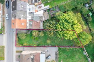 <p>Gelegen in een rustige straat op wandelafstand van het centrum van Groot-Bijgaarden. De ligging is ideaal voor wie graag woont in een groene en residentiële omgeving, maar toch vlot bereikbaar wil zijn. <br /><br />Op dit perceel kan een ruime en lichtrijke driegevelwoning worden gerealiseerd met volgende bouwvoorschriften:</p><ul><li><p>🧱 Maximale gevelbreedte: 9 m</p></li><li><p>📏 Maximale bouwdiepte: 15 m op het gelijkvloers</p></li><li><p>🏗️ Maximale bouwdiepte: 12 m op de eerste verdieping</p></li></ul><p>Er bestaat de mogelijkheid om de aanpalende woning links van het perceel mee aan te kopen. Deze kan eventueel worden afgebroken om een ruimer perceel te creëren, of geïntegreerd worden in een nieuwbouwproject. <br /><br />Contacteer ons voor meer informatie of een plaatsbezoek.</p>