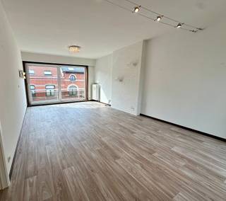 <p><span>Cet agréable appartement d'une chambre, situé au deuxième étage, se trouve à proximité du centre de Zaventem. Il dispose d'une petite terrasse, d'une chambre, d'une salle de bains récemment rénovée et d'une cave.</span></p><p><span>L'appartement bénéficie d'un agencement pratique et offre un cadre de vie confortable.</span></p><p><span>Les charges communes comprennent une provision pour la consommation d'eau privative et le chauffage.</span></p><p><span>Vous souhaitez visiter l'appartement ? Veuillez d'abord nous envoyer la fiche d'information dûment remplie. Vous la trouverez dans la rubrique « Documents » de notre site web.</span></p><p><span>Découvrez également l'ensemble de notre offre sur www.app.be.</span></p><p><span> </span></p><p><span><br /> <br /> </span></p>