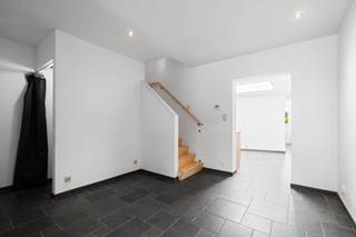 [[ DIT PAND NEEMT DEEL AAN DE ERA OPEN HUIZEN DAG OP 19/9 VAN 14:30 TOT 15:30 ]]
<h3><strong>Knusse en instapklare woning aan de rand van Eeklo</strong></h3>

<p>Op zoek naar een <strong>gezellige, instapklare woning op een uitstekende locatie</strong>? Dan is deze knusse woning aan de rand van Eeklo zeker een bezoekje waard!</p>

<p>De woning combineert <strong>comfort, gezelligheid en een vlotte ligging</strong>. Dankzij het goede EPC is er bovendien <strong>geen renovatieverplichting</strong>, wat betekent dat u hier zonder grote renovatiewerken uw nieuwe thuis kunt maken. Ook de <strong>elektrische installatie is conform</strong>, een mooie extra troef.</p>

<p>Binnen beschikt de woning over <strong>drie slaapkamers</strong>, waardoor ze zowel geschikt is voor een gezin, starters als wie graag een extra kamer heeft voor een bureau, hobbyruimte of logeerkamer.</p>

<p>Achteraan bevindt zich een <strong>klein terras</strong>, ideaal om op zonnige dagen even te genieten van een kop koffie of een aperitiefje. Een onderhoudsvriendelijke buitenruimte waar u in alle rust kunt ontspannen.</p>

<p>Ook de <strong>ligging</strong> is een absolute troef. Gelegen aan de rand van Eeklo, woont u hier rustig maar toch dicht bij alles wat u dagelijks nodig heeft. <strong>Winkels, scholen, sportcentra, het ziekenhuis, openbaar vervoer en andere voorzieningen</strong> bevinden zich in de nabije omgeving. Bovendien zijn de belangrijkste verbindingswegen vlot bereikbaar.</p>

<p><strong>Kortom: een gezellige woning met 3 slaapkamers, een goede energiescore, conforme elektriciteit en een uitstekende ligging. Instapklaar en zonder renovatieverplichting – ideaal voor wie zorgeloos wil verhuizen!</strong></p>

<p><strong>Een woning die u beslist in het echt moet komen ontdekken.</strong></p>