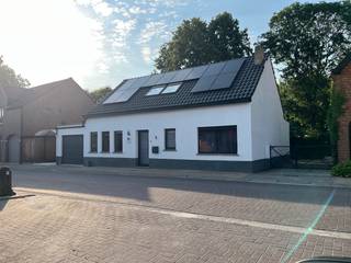Charmante woning in Elversele met 4 slaapkamers<br /><br />Ontdek deze sfeervolle en gerenoveerde woning in het geliefde Elversele grenzend aan Waasmunster. Met 4 ruime slaapkamers, een open keuken, 2 badkamers, een gezellige koer met zonnige en groene zitruimte, een carport en een gesloten garage biedt deze woning comfort en functionaliteit voor gezinnen en handige werk/leven-situaties.<br />Dit charmante huis is heel praktisch ingedeeld en biedt vele mogelijkheden aan jonge maar ook oudere gezinnen.<br />De ligging is zeker een meerwaarde. Dichtbij grote verbindingswegen, lagere scholen zijn op wandel- of fietsafstand, leuke restaurantjes en tavernes op wandelafstand, winkelcentrum ook vlakbij. Daarenboven is Elversele een erg rustige plaats om te wonen.<br /><br />Indeling: <br />Woonoppervlakte: 144m²<br />Gelijkvloers: Inkomhal, 2 ruime kamers,<br />ruime vernieuwde badkamer met bad/douche, lavabo en toilet. Keuken met veel lichtinval en alle nodige apparaten.<br />Keuken en ruime woonkamer vloeien in elkaar. <br />Eerste verdieping: 2 grote kamers met elk een berging of dressingruimte.<br />Badkamer voorzien van 2 grote veluxramen met douche, lavabo en toilet. <br /><br />Verwarming: vernieuwde combiketel (2022), gasverwarming + airconditioning <br />(verwarming en koeling)<br />Energiezuinigheid: nieuw dak/isolatie, nieuwe ramen en deuren, 12 zonnepanelen, 3 airco’s <br /> <br />Energieprestaties: 225kw/m2<br /><br />Buitenruimte: zonnige koer/terras met leukle eethoek in het groen.<br />Inclusief ruime buitenberging.<br />Parkeren: carport voor 1 wagen + gesloten garage voor 1 wagen met nieuwe sectionale poort.<br />Grondoppervlak: 188 m2<br />Overstromingsgevoelig: geen overstromingsgevoelig gebied<br />Bouwjaar: laatst geregistreerde verbouwing 1979. 2024-2026: gerenoveerd<br />Niet Geïnd.K.I.: 525,00<br />Gelegen in: Centrum<br />Nabijheid van openbaar vervoer: ja<br />Beschikbaarheid: bij Akte (onmiddelijk beschikbaar)<br /><br />Contact: erik.symons@icloud.com Tel: 0477/177127<br />Bel of mail voor een vrijblijvende bezichtiging. Graag plannen wij een rondleiding en geven wij alle informatie.