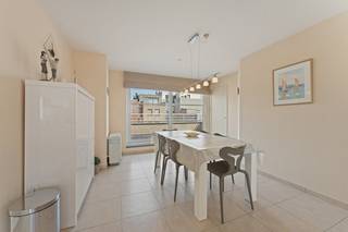 Prachtig , instapklaar dakappartement (6de verdieping) met ruime living, ingerichte keuken, badkamer met douche, lavabo in badkamermeubel en toilet, hal en 2 slaapkamers. Verder beschikt deze penthouse over 3 prachtige terrassen waarvan de grootste volledig aan de zonnekant gelegen is. <br />Op slechts 50 m. van de zee en in het centrum. <br />Mogelijkheid tot aankoop van een parkeerplaats (nr.3) in de Residentie.<br />Gemeenschappelijke fietsenberging. Private kelder inbegrepen.