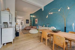 <p><strong>Koninklijk wonen in 2018</strong></p>
<p><strong>Welkom in de Stanleystraat: een van die uitermate charmante lanen in het gegeerde 2018, waar grandeur en stadse gezelligheid elkaar ontmoeten. Hier woon je op wandelafstand van Zurenborg, het Groen Kwartier en Berchem Station, met tram, metro en Velo op amper een paar stappen. Centraal, stijlvol en verrassend rustig: dat is wonen op niveau, maar dan met je voeten in de Stad. Benieuwd? Kom binnen…</strong></p>
<p></p>
<p><strong>Een herenhuis met een verhaal</strong></p>
<p>Achter de erfgoed-voorgevel schuilt een herenhuis van maar liefst 301 m², verdeeld over drie volwaardige verdiepingen. De gevel is maar liefst 8 meter breed - en dat voel je bij elke stap die je zet. De inkomdeur alleen al verraadt de klasse van het huis: ruim genoeg om moeiteloos met een bakfiets binnen te rijden.</p>
<p></p>
<p><strong>Leefruimte en aparte keuken</strong></p>
<p>De woonkamer van 32 m² ademt elegantie: een ruimte die dankzij de hoge plafonds en warme parketvloer instant karakter uitstraalt. De aparte, lichtovergoten keuken is een uitnodigende plek om te koken, te praten of met vrienden bij te kletsen - terwijl je dankzij de grote ramen geniet van uitzicht op je stadstuin: een groen hoekje van 40 m² waar ‘rust’ de norm is.</p>
<p></p>
<p><strong>Buiten met een stadse twist</strong></p>
<p>Naast het tuintje beneden is er trouwens ook een terras op de eerste verdieping. Perfect om even te ontsnappen aan de dag met een boek of een glas wijn in de avondzon.</p>
<p></p>
<p><strong>Eerste en tweede verdieping</strong></p>
<p>Op de eerste verdieping vind je een ruime master bedroom, een grote dressing (of extra slaapkamer) en een art-deco badkamer met losstaand bad, dubbele lavabo en koperen kranen. Authentiek, met net dat tikkeltje grandeur dat bij een herenhuis hoort. Vanuit de badkamer stap je rechtstreeks het dakterras op: een verborgen buitenplek die gegarandeerd je hart zal stelen. En op de tweede verdieping vind je nog drie ruime slaapkamers én een douchekamer.</p>
<p></p>
<p><strong>De kers op de taart</strong></p>
<p>Helemaal boven, onder het hoge dak, vind je een fenomenale open werkruimte van maar liefst 60 m². Fun-fact: de plafonds reiken hier tot zeven meter hoog! Perfect als thuiskantoor, atelier of creatieve studio.</p>
<p></p>
<p><strong>Praktisch en performant</strong></p>
<p>Het herenhuis werd in 1900 gebouwd en kreeg sinds 2019 al verschillende updates: deels nieuwe verwarming, vernieuwde badkamer, isolatie en een fris afgewerkte zolder. In 2020 volgden de tuinaanleg en het nieuwe tuinraam. Alles is conform en goed onderhouden, met dubbele beglazing, degelijke isolatie en een uitstekende mobiscore.</p>
<p><br /><strong>Verliefd? <u>Info@ugly.be</u></strong></p>