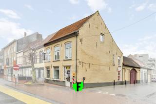 Nettorendement: 3%Dit kenmerkend handelspand is gelegen in het winkelhart van Poperinge, namelijk de Ieperstraat. Ideaal voor wie zichtbaarheid en...