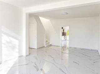<h1><span>Op te frissen gezinswoning met 3 slaapkamers en een diepe tuin op een perceel van 425 m²</span><span><br /><br /></span><span>Bent u op zoek naar een ruime gezinswoning op een centrale ligging? Dan is deze gesloten bebouwing aan de Beliestraat 122 in Essen zeker een bezoek waard. De woning biedt maar liefst 178 m² bewoonbare oppervlakte op een perceel van 425 m² en bevindt zich op korte afstand van winkels, scholen, openbaar vervoer en andere dagelijkse voorzieningen.<br /><br />Via de inkomhal komt u terecht in de gezellige leefruimte. Aansluitend bevindt zich een riante, aparte keuken met voldoende plaats om heerlijk te koken en samen te genieten.<br /><br />Op het gelijkvloers vindt u tevens een eerste badkamer met inloopdouche en toilet. Deze is bijzonder praktisch na een dag tuinieren of wanneer de kinderen in de tuin hebben gespeeld. Daarnaast beschikt de woning over een kelder.<br /><br />Op de eerste verdieping bevinden zich twee ruime slaapkamers en een tweede badkamer, uitgerust met een inloopdouche, ligbad en toilet. Via de nachthal bereikt u met een vaste trap de volledig afgewerkte zolderverdieping, die werd ingericht als een volwaardige derde slaapkamer.<br /><br />Achteraan geniet u van een diepe tuin waar u in alle rust kunt ontspannen, tuinieren of kinderen veilig kunt laten spelen.<br /><br />Met een EPC-score C (207 kWh/m²/jaar) combineert deze woning ruimte, comfort en een gunstige energieprestatie. Kortom, een ideale gezinswoning op een uitstekende locatie in het centrum van Essen.<br /><br />Kom niet TE LAET en maak snel uw afspraak.</span></h1>