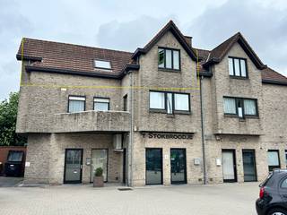 Centraal gelegen appartement met twee slaapkamers en een bewoonbare oppervlakte van ca 110m², inclusief garage en privatieve kelderberging.<br /><br />Indeling als volgt:<br />Ruime inkomhal, gastentoilet, badkamer met voorzieningen voor de wasmachine, bergruimte, een ruime slaapkamer en een kleinere tweede kamer (mogelijk bureau, dressing, of logeerkamer).<br />Grote keuken met extra berging en een zeer lichtrijke en aangename leefruimte ingedeeld in eet -en zithoek.<br />Tevens zijn de private kelderberging en garage inbegrepen.<br /><br />Het appartement wordt verwarmd met accumulatoren en met een pelletkachel in de living.<br />De elektrische installatie is conform en er is een energielabel C, dus geen renovatieverplichting.<br /><br />Interessant aanbod in zijn prijsklasse, zowel voor starters als voor de investeerder.<br /><br />Goeie en centrale ligging, voldoende parkeermogelijkheden, lagere school en alle comfort (apotheek, bakker, slagerij, frituur, cashpoint, bib, sporthal,...) op wandelafstand!<br />Vlotte verbinding naar Tielt, Waregem, Harelbeke en Zulte...