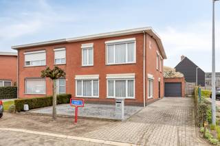 Zoek je vastgoed in Kalmthout? Lees dan zeker verder.gelijkvloers:- woonkamer (ca 34m²) met veel lichtinval - keuken (ca 12m²), ingericht met...