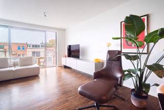 <p><span>Exclusief wonen aan het park in de Stanislas Leclefstraat</span></p><p><span>Op een prachtige, groene locatie in de </span><span>Stanislas Leclefstraat</span><span>, pal aan het park, bevindt zich dit bijzonder stijlvolle loftappartement. Een unieke woonplek waar rust, licht en hoogwaardige afwerking harmonieus samenkomen. Het vrije uitzicht op het groen geeft het appartement een uitzonderlijk gevoel van ruimte en sereniteit.</span></p><p><span>Bij het binnenkomen wordt u meteen verwelkomd door de royale lichtinval en de warme, verfijnde uitstraling van het interieur. </span><span>Doorheen het volledige appartement ligt een prachtige parketvloer</span><span>, die niet alleen voor een tijdloze en luxueuze uitstraling zorgt, maar ook de verschillende ruimtes op elegante wijze met elkaar verbindt.</span></p><p><span>De ruime leefruimte baadt in het natuurlijke licht dankzij de grote raampartijen en vormt het kloppende hart van het appartement. De combinatie van de warme parketvloer, de open volumes en het zicht op het park creëert hier een bijzonder aangename woonbeleving.</span></p><p><span>De hoogwaardig afgewerkte keuken sluit naadloos aan bij de leefruimte en werd uitgerust met kwalitatieve inbouwtoestellen. Zo beschikt u over een </span><span>BORA inductiekookplaat met geïntegreerde dampkap</span><span>, een ingebouwde oven, stoomoven en koelkast. Design en functionaliteit gaan hier perfect hand in hand. Aansluitend bevindt zich een ruime berging die voor het nodige praktische comfort zorgt.</span></p><p><span>Een absolute blikvanger is het heerlijke terras met uitzicht over het park. Een prachtige plek om de dag rustig te beginnen met een kop koffie, te genieten van een zonnige namiddag of 's avonds met een glas wijn tot rust te komen terwijl het groen letterlijk aan uw voeten ligt.</span></p><p><span>De slaapkamer bevindt zich aan de </span><span>rustige achterzijde</span><span> van het appartement, waardoor privacy en nachtrust gegarandeerd zijn. De ruime badkamer is stijlvol afgewerkt en voorzien van een comfortabele inloopdouche, geheel in lijn met het hoogwaardige karakter van de woning.</span></p><h1><span>Troeven</span></h1><ul><li><span>Top locatie aan het park</span></li><li><span>Gunstige EPC - energie zuinig</span></li><li><span>Hoogwaardige afwerking</span></li><li><span>Groen voor de deur</span></li><li><span>Terras</span></li><li><span>Blanco elektrische keuring </span></li><li><span>Lage verbruikskosten</span></li></ul><h1><span>Een uitzonderlijk loftappartement voor wie houdt van licht en verfijnde materialen, gecombineerd met de rust en het groen van een unieke ligging aan het park. Een woning die u niet alleen moet zien, maar vooral moet ervaren.</span></h1><p><span> </span></p>
