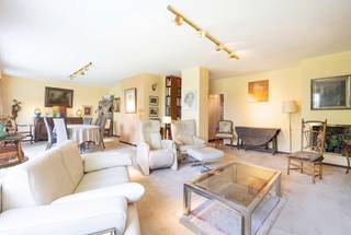 <p>Ontdek dit prachtige appartement met 3 slaapkamers van ±160 m² in de groene omgeving van Ukkel. Al bij aankomst valt de ligging op door de nabijheid van winkels, openbaar vervoer en scholen, die allemaal op een steenworp afstand liggen. Dit appartement bevindt zich op de 3e verdieping van een goed onderhouden gebouw van 9 verdiepingen en biedt een mooie leefruimte waar het licht rijkelijk binnenstroomt. De ruime en gezellige woonkamer met open haard komt uit op een eerste terras met een vrij uitzicht, ideaal om van de mooie dagen te genieten. De ingerichte keuken sluit perfect aan bij deze gezellige leefruimte. Het slaapgedeelte van het appartement bestaat uit drie slaapkamers, waaronder een tweepersoonskamer (met de mogelijkheid om een vierde slaapkamer in te richten), evenals toegang tot een tweede terras. Een badkamer en een doucheruimte maken de indeling compleet. Hoewel het appartement een opknapbeurt nodig heeft, biedt het een prachtige kans om het geheel naar eigen smaak in te richten. In de kelder bevinden zich twee kelders die ideaal zijn voor opslag. Een parkeerplaats buiten en een optionele garagebox (+35.000 €) zorgen voor een zeer gewaardeerd parkeergemak. EPC: D. Afmetingen ter indicatie. Zeker een bezichtiging waard!</p>
<p></p>
<p></p>
<p><u>3e verdieping</u>: Appartement “I-J-3”</p>
<ul>
<li>Hal met inbouwkasten</li>
<li>Ingerichte keuken van ±17 m² met aansluiting voor wasruimte</li>
<li>Ruime woonkamer van ±48 m² met open haard</li>
<li>Toilet met wastafel</li>
<li>Slaapgedeelte</li>
<li>Badkamer (bad, dubbele wastafel)</li>
<li>Doucheruimte</li>
<li>Slaapkamer van ±16 m²</li>
<li>Tweepersoonsslaapkamer van ±26 m²</li>
<li>Slaapkamer van ±16 m²</li>
<li>Terras aan de voorzijde van ±16 m²</li>
<li>Terras aan de achterzijde van ±16 m²</li>
</ul>
<p>Kelders nr. 53-54</p>
<p>Buitenparkeerplaats nr. 16</p>
<p></p>
<p>Verplichte meerprijs: Garagebox nr. 59 (+35.000 €)</p>