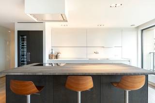 ANVERS - Appartement exclusif et lumineux avec vue panoramique sur les quais<br /><br />Cet appartement particulièrement spacieux d'environ 200 m² est situé au premier étage d'une résidence contemporaine sur le Jordaenskaai, juste en face de l'emblématique Steen et de l'Escaut. Grâce aux grandes baies vitrées qui l'entourent, vous bénéficiez ici d'une luminosité exceptionnelle et d'une expérience de vie ouverte que l'on trouve rarement dans le centre-ville.<br /><br />L'espace de vie s'étend sur toute la largeur de la façade et offre une vue impressionnante sur les quais. La salle à manger et le coin salon s'intègrent parfaitement à la cuisine ouverte haut de gamme, équipée notamment d'un îlot de cuisson, d'une cave à vin et de solutions de rangement spacieuses. L'ensemble respire la tranquillité, la simplicité et la qualité, un aménagement intemporel qui met en valeur tous les styles d'intérieur.<br /><br />La grande terrasse à l'avant, qui s'étend tout autour des façades gauche et droite, constitue un atout important. Elle crée un espace extérieur unique qui bénéficie du soleil du matin et du soir, idéal pour ceux qui aiment l'ouverture, la vue et un lien direct avec la ville.<br /><br />L'appartement dispose également de deux chambres à coucher à part entière, chacune avec salle de bains attenante. La chambre principale est équipée d'armoires encastrées, d'un dressing attenant et d'une salle de bains moderne avec baignoire et douche. La deuxième chambre dispose de ses propres sanitaires et offre une intimité supplémentaire pour les invités ou un bureau à domicile. À l'arrière, il y a également une deuxième terrasse urbaine plus intime.<br /><br />Le confort pratique est également garanti : chauffage au sol, matériaux haut de gamme, espace de rangement suffisant et agencement bien pensé en font un ensemble extrêmement fonctionnel.<br /><br />Une place de parking est incluse dans le garage souterrain, ce qui constitue une valeur ajoutée indéniable dans cet emplacement.<br /><br />Cet appartement combine des volumes généreux, un emplacement prestigieux et des finitions raffinées pour offrir un ensemble exceptionnel à ceux qui recherchent le calme, la lumière et le confort au cœur d'Anvers.<br /><br />Place de parking + cave de rangement incluses.<br />