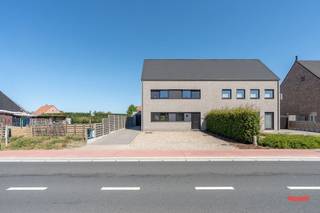 Een typische allemansvriend, da’s deze. Niet te veel franjes, maar gewoon netjes en volledig instapklaar. Want jawel, eigenlijk is ‘ie min of meer nieuw. Hij blaast namelijk dit jaar 5 kaarsjes uit, dus hij kan perfect nog mee met z’n nieuwbouwbroertjes. Maarrr zonder dat je met die vervelende 21% BTW zit, want op dit stulpje betaal je 2% registratierechten (mits voorwaarden). En da’s een flinke meevaller, toch?<br /><br />Het is trouwens ook een schoolvoorbeeld voor zorgeloos verhuren. Neutrale materialen, tot in de puntjes onderhouden en een absolute instapper voor je huurder. En héél toevallig kennen wij heel wat leuke huurders die staan te trappelen om zo’n stulpje te kunnen huren. You’re welcome!<br /><br />Indeling:<br />Via de inkomhal – met apart toilet – stappen we de woonkamer in. En je had ’t natuurlijk al zien aankomen: een open lay-out waar wonen, eten en koken naadloos in elkaar doorlopen. Licht en luchtig. De keuken werd afgewerkt met neutrale materialen, en alle snufjes zijn aanwezig. <br />Aansluitend vinden we trouwens nog een handige voorraadruimte.<br /><br />Om de hoek komen we bij de achterinkom, die op zijn beurt dan weer toegang geeft naar de grote wasplaats. Hier werd ook een douche geplaatst. Altijd handig.<br /><br />Op de 1ste verdieping vinden we maar liefst 4 slaapkamers. Best verrassend, toch? Een aantal kamers werden voorzien van airco, voor de zwoele nachten. Verder is ook de badkamer boven, met een bad (incl. douche), dubbele wastafel en een toilet. <br /><br />Via 1 van de slaapkamers kunnen we nog een trapje hoger, en komen we bij de zolder. Het is te zeggen: eigenlijk is het een volwaardige 2de verdieping, want deze werd ingedeeld in 3 kamers. <br /><br />De grootste kamer is – mits wat afwerking – een perfecte 5de slaapkamer. En hoor ik daar “inloopkast” als bestemming van de 2de kamer? Tenslotte is er ook nog een technische ruimte en opslag. Handig voor de plastic kerstboom en andere rommeltjes. <br /><br />De tuin is basic, en dus een prima start om helemaal je eigen ding te doen. Geen groene vingers? <br />No worries, een half uurtje gras maaien en je bent klaar. Of mag het net ietsje meer zijn? Denk er een groene heg, een gezellig stukje prairietuin, wat hippe bloempotten en wat grassen in de voortuin bij, en het ziet er meteen helemaal anders uit. That’s up to you. Je kan alleszins netjes starten, om er daarna mee aan de slag te gaan.<br /><br />Je woont in Ravels-Eel, op 5 minuutjes van zowel Ravels als Weelde. Maar vergis je niet: Ravels-Eel City heeft best wat te bieden, want de basisschool zit op wandelafstand, het dorpscafeetje vind je op 100 m lopen, de bakker zit op 300m, de frituur op 500m (belangrijk!) én de bus stopt voor de deur.
