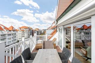 <u><strong>Residentie Port House</strong></u><br /><br />Midden in het centrum van Knokke vind je een duplexappartement dat vooral uitblinkt in ruimte en licht. Twee verdiepingen, twee terrassen en een ligging die je meteen het gevoel geeft dat alles binnen handbereik ligt. Hier woon je boven het dagelijkse leven van de Lippenslaan, maar toch met voldoende rust en privacy.<br /><br />Op het eerste niveau sluit de leefruimte aan op een zonnig terras aan de voorzijde, terwijl de keuken en de aparte eetkamer uitkijken op het achtergelegen terras met groenzichten. Boven liggen drie slaapkamers, waaronder een master bedroom met eigen badkamer, aangevuld met een aparte douchekamer en een tweede toilet. Extra bergruimte is voorzien in de privatieve kelder, en vlakbij kan je een garagebox aankopen aan € 75.000.<br /><br />Een ruim en licht duplexappartement met twee terrassen, drie slaapkamers en een ligging die Knokke op zijn best laat voelen.<br /><br />Voor meer informatie of een bezoek aarzel niet om ons te bellen op het nummer 050 61 23 73.<br /><em><strong>Ref A755</strong></em>