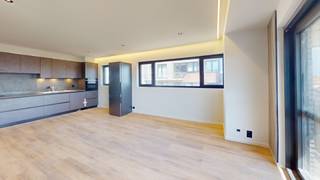 Volledig gerenoveerd 2-slaapkamer appartement vlakbij de Zeedijk in Heist.<br /><br />Ontdek dit prachtig instapklare appartement, ideaal gelegen op een steenworp van de Zeedijk. Dankzij de uitstekende ligging geniet u van een aangenaam zijdelings zeezicht en alle troeven van de kust binnen handbereik. Het appartement beschikt over een lichtrijke leefruimte die uitgeeft op een zonnig, zuidgericht terras waar u de hele dag kan genieten van de zon. De moderne, volledig vernieuwde keuken sluit naadloos aan bij de stijlvolle afwerking van het geheel. Verder omvat het appartement twee volwaardige slaapkamers, een hedendaagse badkamer en een apart toilet. Dankzij de praktische indeling en kwalitatieve renovatie is dit appartement perfect als tweede verblijf, investering of vaste woonst aan zee.