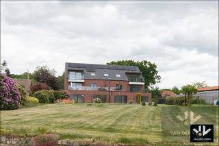 <strong><u>Ruim gelijkvloers nieuwbouwappartement met 4 slaapkamers en 2 badkamers, een ruim terras met mooie tuin op een goed bereikbare locatie! <br />1 slaapkamer aan de voorkant kan ook gebruikt worden als praktijkruimte met aparte ingang.</u></strong><br /><br /><u><strong>Nog 3 van de 6 beschikbaar!</strong></u><br /><br /><strong><u>Troeven: </u></strong><br />- Zeer goed gelegen <br />- Keuken, badkamer en vloeren nog volledig naar eigen smaak te kiezen<br />- 4 volwaardige slaapkamers en 2 badkamers (waarvan 1 ensuite aan de grootste slaapkamer) <br />- Ruwbouwwerken zijn volledig klaar - kan snel worden afgewerkt en opgeleverd! <br />- Uitgerust met modern comfort (zonnepanelen, lift, laadpaal voor elektrische wagens op de bezoekersparking, ...) <br />- Omheinde privatieve tuin <br />- Mits een beetje geduld ook genieten van de rust aan de voorkant van het gebouw<br /><br /><strong>Ondergrondse parking aan te kopen  aan € 25.000,00 excl. kosten).<br />Ondergrondse kelderberging gekoppeld aan het appartement aan te kopen (€ 5.000,00 euro excl. kosten).</strong><br /><br /><u><strong>--> Appartement + ondergrondse parkeerplaats en kelderberging = 513.000,00 euro incl. btw incl. registratie.<br /><br />Nog 1 dubbele garage mogelijk! (40.000,00 excl. kosten = 2e garage aan 15.000,00 euro)</strong></u><br /><br /><br /><strong><u>Locatie</u> </strong><br />Nieuwbouwproject "Mikeyla" is een tijdloze residentie met in totaal 6 ruime appartementen op een uiterst goed bereikbare locatie langs de baan Hasselt-Eindhoven, ook wel de Noord-Zuid verbinding genoemd. Deze verbinding zal volledig heringericht worden om voor het drukke verkeer een vlotte doorstroming te garanderen, en voor de omwonenden een rustige omgeving te creëren. De omgeving van dit nieuwbouwproject werd al geïntegreerd in de plannen en zal omgevormd worden tot een rustige en groene omgeving met behoud van de goede bereikbaarheid.<br /><br /><strong><u>Indeling appartement 1</u></strong><br />Het betreft hier het <strong>gelijkvloers en zeer ruim nieuwbouwappartement, links</strong> van het kleinschalige complex.<br />De indeling is als volgt: via de zeer ruime inkomhal kunnen we meteen naar de leefruimte met open keuken en waar een zee van natuurlijk licht binnenkomt dankzij de grote raampartijen. Deze geven mooi uit op de omheinde tuin en het groot terras. We vinden er ook nog aansluitend een handige berging terug. Via de inkomhal kunnen we tevens ook het gastentoilet betreden, zijn er 2 riante slaapkamers te vinden, 2 gewone slaapkamers en maar liefst 2 badkamers!<br /><br /><strong><u>Algemeen</u></strong><br />Deze degelijke appartementen zijn allen voorzien van een ventilatiesysteem, vloerverwarming en beschikken over een eigen, individuele installatie met zonnepanelen. Alle appartementen beschikken over een aangelegd terras gericht op het westen, zodat je de hele namiddag en avond kunt genieten van de zon. De appartementen op de gelijkvloerse verdieping hebben het extra voordeel van een volledig omheinde tuin aangrenzend aan het ruime terras.<br />In de ondergrondse parkeergarage heeft elk appartement zijn eigen autostandplaats, een afsluitbare bergruimte <strong>(voor appartement 1 is de bergruimte nummer 1 gereserveerd)</strong> en is er een gezamenlijke fietsenstalling. Desgewenst kan je een tweede autostandplaats aankopen.<br /><br /><u><strong>Extra toegang</strong> </u><br />Het complex kan je eveneens bereiken via een voetpad vanuit de achterliggende wijk. Altijd handig bij een gebrek aan parkeermogelijkheid voor bezoekers of bij hinder tijdens de werken aan de langverwachte Noord-Zuid verbinding, die binnenkort zullen starten en een aanzienlijke verbetering zullen betekenen voor de leefomgeving.<br /><br />Voor meer informatie helpt Koen je graag verder. Tot binnenkort? 