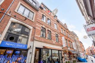 Recent vernieuwbouwproject bestaande uit drie volwaardige appartementen, gelegen in het hart van Leuven.<br />Dit opbrengsteigendom combineert een toplocatie met duurzame afwerking en een onmiddellijk rendement van 3,8%.<br /><br /><br />Dankzij de centrale ligging bevinden winkels, universiteit, openbaar vervoer en horeca zich op wandelafstand. <br />De appartementen zijn volledig conform en instapklaar, wat dit pand bijzonder geschikt maakt voor zorgeloze verhuur en lange termijn waardecreatie.<br /><br /><br />Enkele troeven op een rijtje:<br />Volledig gerenoveerd in 2025;<br />Jaarlijkse huuropbrengst €45.000; rendement van 3,8%;<br />Elk appartement beschikt over individuele lucht-lucht warmtepompen + zonnepanelen alsook over ventilatie C+ systeem;<br />Elk appartement beschikt over een EPC A-label;<br />Alle appartementen zijn volledig bemeubeld en omvatten een uitgeruste keuken met berging, één slaapkamer en ensuite badkamer;<br />Keuring elektriciteit voorhanden en huurcontracten ter inzage!<br /><br />Zorgeloze investering in hartje Leuven!<br />Voor meer info, aarzel niet ons te contacteren op 016 56 56 14 of info@immogve.be