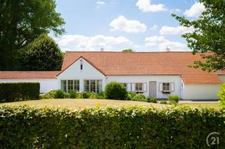 Dans la campagne de Herne, nous vous présentons cette villa unique avec jardin et prairie exposés au sud sur +/- 78are. Cette belle maison se...