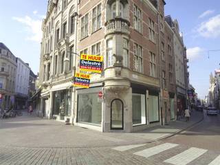 Prachtig authentiek commercieel hoekpand te huur, gelegen in het volle centrum van Lier.<br />Dit pand bestaat uit een handelsgelijkvloers van ca. 72 m² + twee bovengelegen verdiepen bruikbaar als stockruimte // sociale ruimte // eventueel woonmogelijkheid.<br />De maandelijkse huurprijs bedraagt 3.000 euro. Retailers in de buurt: “Base”, “Switch”, “Yves Rocher”, “Ici Paris XL”, “C&A”, “Hunkemöller”, e.a. Vrij: onmiddellijk.<br />Onroerende voorheffing ten laste van de huurder. Benieuwd naar deze handelseigendom met uniek karakter in Lier? Contacteer 054 33 62 52 of info@immodelestre.be<br />www.immodelestre.be
