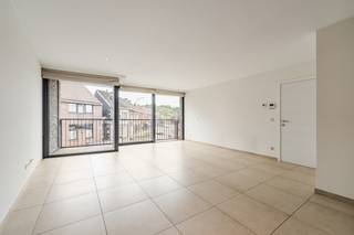 <p>Modern appartement in het centrum van Berlare met veel lichtinval, kwalitatieve afwerking, ondergrondse parkeerplaats en zeer grote berging.</p>

<p> </p>

<p>Dit recente appartement uit 2018 combineert comfortabel wonen met een energiezuinige aanpak en een centrale ligging in een residentiële omgeving. De lichtrijke leefruimte zorgt voor een aangename woonbeleving en sluit mooi aan op het terras. Dankzij de goede afwerking en praktische indeling is dit appartement ideaal voor wie op zoek is naar een instapklaar appartement in Berlare. De ondergrondse staanplaats en de ruime kelderberging bieden extra comfort en opbergruimte. Bovendien geniet u van een vlotte bereikbaarheid en bevinden winkels, horeca en dagelijkse voorzieningen zich in de nabije omgeving.</p>

<p> </p>

<p>Belangrijkste ruimtes:</p>

<p>• Ruime woonkamer (39 m²) met veel lichtinval en toegang tot het terras</p>

<p>• Praktische berging (4 m²) met aansluiting voor wasmachine en droogkast</p>

<p>• Terras (6 m²) aansluitend aan de leefruimte</p>

<p>• Apart toilet met handenwasser</p>

<p>• Slaapkamer (12 m²)</p>

<p>• Badkamer (6 m²) met inloopdouche en dubbele wastafel in meubel</p>

<p>• Ondergrondse staanplaats (18 m²)</p>

<p>• Grote kelderberging (6 m²)</p>

<p> </p>

<p>Troeven:</p>

<p>• Bijna energie neutraal appartement met kwalitatieve afwerking</p>

<p>• Ondergrondse staanplaats en ruime kelderberging inbegrepen</p>

<p>• Centraal gelegen en vlot bereikbaar in Berlare</p>

<p> </p>

<p>Neem vandaag nog contact op voor een bezoek.</p>

<p> </p>

<p>JOUW DROOMAPPARTEMENT. ZO GEVONDEN!</p>