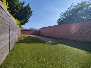 <strong>Riante woning met zonnige tuin gelegen in de gegeerde Oosterveldwijk te Wilrijk. De woning is voorzien van een polyvalente praktijkruimte/bureau/hobbyruimte op de gelijkvloerse verdieping welke diverse mogelijkheden biedt naar invulling voor privé of in combinatie met een professionele activiteit, kangoeroewonen. Zeer centraal gelegen nabij scholen, winkels, ziekenhuizen, supermarkten, openbaar vervoer, belangrijke in- en uitvalswegen. </strong><br /><br /><span><strong>INDELING:</strong></span> <br />Op het gelijkvloers bevinden zich vooraan 2 inpandige garages met automatische poort (ca. 3m x 6,5m en 3m x 6,2m) met technische ruimte en een oprit voor meerdere wagens. <br />Via de inkomhal, voorzien van kasten, heeft u toegang tot de polyvalente ruimte / praktijkgedeelte (ca. 8,24m x 5,3m) welke diverse mogelijkheden biedt naar invulling voor privé of in combinatie met een professionele activiteit, kangoeroewonen. Deze ruimte is tevens voorzien van een aparte ruimte ca. 3,1m x 3,4m en een douchekamer van ca. 1,62m x 2,02m voorzien van douche, toilet en een enkel lavabo in een meubel. <br /><br />De trap geeft u toegang tot de<em> eerste verdieping</em>: de HAL is voorzien van een apart gastentoilet. De L-vormige woonkamer is opgedeeld in een ZITKAMER ca. 4,m x 8,24m en een EETKAMER ca. 3,07m x 3,34m. De woonkamer is uitgerust met airco. Vanuit de eetkamer heeft u toegang tot de ingerichte KEUKEN. De keuken is voorzien van opbergkasten en is uitgerust met o.a. oven, gasvuur, dampkap, afwasmachine, dubbele spoelbak en een ontbijthoek. Aansluitend heeft u het terras op de eerste verdieping welke toegang geeft tot de tuin.<br />Verder bevindt zich op de eerste verdieping een SLAAPKAMER ca. 2,8m x 3,71m en een ingerichte BADKAMER ca. 1,8m x 3,2m met dubbele lavabo, ligbad en een douche. <br /><br />De <em>tweede verdieping</em> is opgesplitst in twee ruimtes (volgens plan en vergunning 2 studio's of 2 één-slaaplamer appartement) . De eerste ruimte beschikt over een SLAAPKAMER ca. 30m² en een uitgeruste BADKAMER ca. 2,3m x 2,5m voorzien van lavabo, douche en toilet. Er is tevens nog een extra SLAAPKAMER/BUREAURUIMTE aanwezig van ca. 3,24m x 2,8m.<br />de nachthal geeft u toegang tot de tweede ruimte achteraan welke is uitgerust met twee SLAAPKAMERS ca.10m² en 27,9m² en een ingerichte BADKAMER ca. 2,3m x 2,5m die voorzien is van douche, lavabo en een toilet.<br /><br />Verder kan u heerlijk genieten van de zonnige zuidgerichte tuin.<br /><br /><span><strong>BIJZONDERHEDEN: </strong></span><br />* Riante woning met zuidgerichte tuin gelegen op uitstekende locatie te Oosterveldwijk nabij Pulhofwijk. <br />* Gelijkvloerse verdieping kan polyvalent ingericht worden als woonst, praktijk, bureau, hobbyruimte, kangoeroewonen<br />* Extra slaapkamers zijn mogelijk <br />* 2 inpandige garages, oprit voor meerdere wagens<br />* Bouwjaar 1994/1995, elektrische rolluiken, alarm, videofoon, airco<br />* Volgens plan gekend als een appartementsgebouw / building