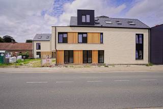 Laatste 2 appartementen te koop - 6% BTW mogelijk (ook als investering)<br />Residentie "Ten Hove" is heel aangenaam gelegen nabij het schilderachtige dorpsplein van het gezellige Wieze. In deze kleinschalige residentie zijn slechts 7 appartementen en dit opgedeeld in 2 aparte gebouwen van 5 en 2 appartementen. De gebouwen zijn voorzien van zowel bezoekersparkings vooraan als achteraan privatieve parkeergelegenheden en een grote afgesloten fietsenberging. Deze penthouse beslaat het complete bovenste verdiep en is voorzien van heel veel lichtinval en een ruim zuid-west gericht terras van 18 m²! Energiezuinig wonen is hier de sleutel van het totaalconcept met het oog op rust, kwaliteit & luxe! De afwerking van de appartementen gebeurt in samenspraak met de verkoper, hiervoor zijn budgetten bepaald in het lastenboek. Bent u er snel bij dan heeft u inspraak in de ontwikkeling van uw nieuwe woonst. Bel of mail vrijblijvend voor uw afspraak zodat wij de kans krijgen om dit prachtig project aan u voor te stellen. info@rosiersderidder.be of 052/41.41.94<br />Referentie: 5334