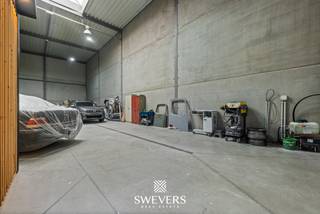 Interesse? Meer informatie op www.SWEVERS.be. - Instapklare KMO-unit van 198 m² op een verzorgd bedrijvenpark in Diepenbeek, geschikt als opbrengsteigendom of voor eigen bedrijfsactiviteiten. De unit dateert van 2008, is goed onderhouden en beschikt over een open indeling met een vrije hoogte van ongeveer 6 meter, ideaal voor opslag en logistiek. De bedrijfsruimte is uitgerust met een polybetonvloer, een elektrische sectionale poort, een aparte loopdeur en twee privatieve parkeerplaatsen. Dankzij de centrale ligging op het industrieterrein is de unit vlot bereikbaar. Voor investeerders is de unit extra interessant omdat ze momenteel verhuurd is, met een maandelijkse huuropbrengst van € 1.013 (+ € 60 maandelijkse kosten), waardoor er onmiddellijk een stabiele opbrengst is. Een interessante opportuniteit voor zowel beleggers als ondernemers. Neem gerust contact op met Swevers Real Estate via 011 255 155 voor meer informatie of een persoonlijke rondleiding.