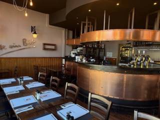 RUIM EN MULTIFUNCTIONEEL HANDELSEIGENDOM MET WOONST IN HARTJE BALENOntdek dit instapklare en veelzijdige handelseigendom met woonst, ideaal gelegen...