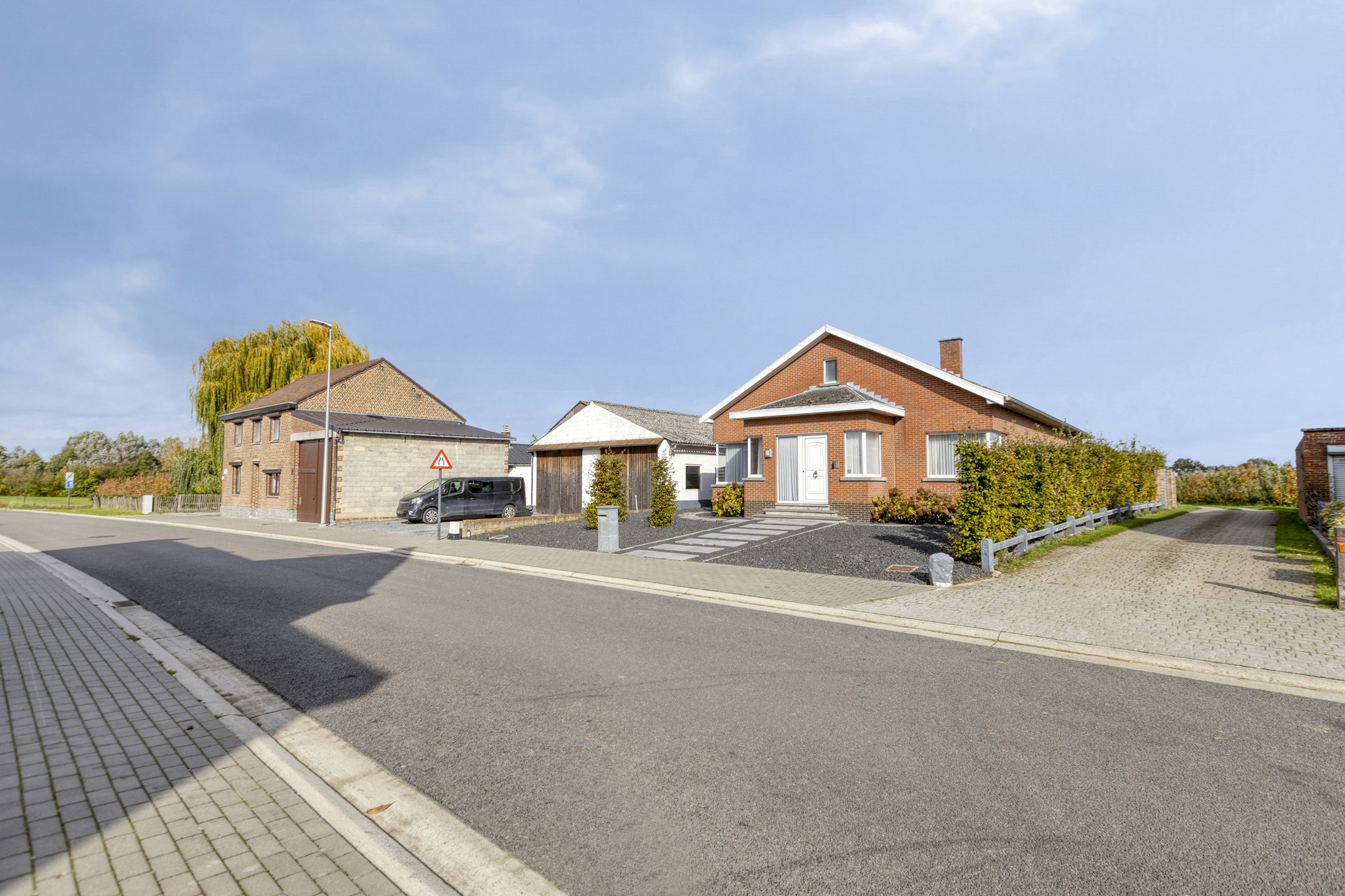 Zeer ruime woning (292m2) met loods op 14are - foto 2